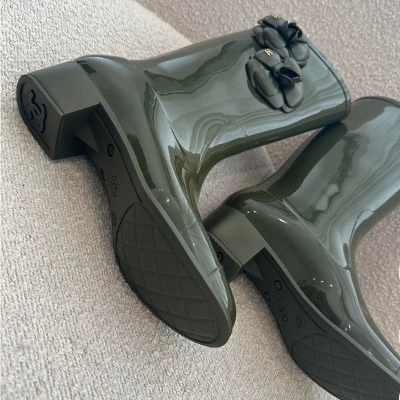 HOST PICK⭐️Authentic Chanel Camellia Flower Rain Boots ❤️ khaki Green 💚 - Picture 16 of 16